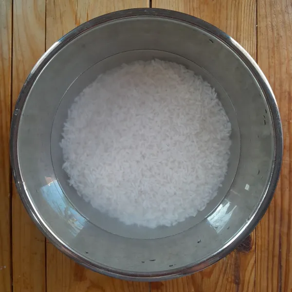 Cuci beras, kemudian rendam beras selama 30 menit. Tiriskan.