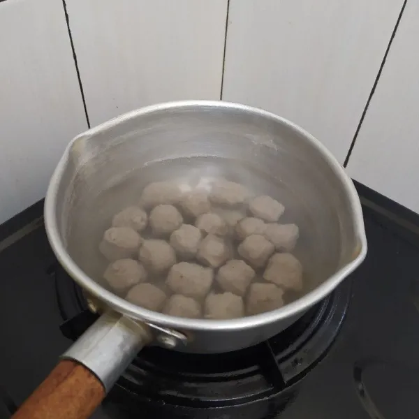 Rebus bakso hingga air mendidih, diamkan sebentar lalu angkat dan tiriskan.