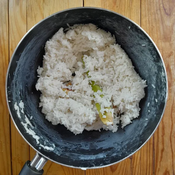 Masak sambil terus di aduk hingga santan menyusut dan terserap dalam beras. Angkat dan sisihkan.