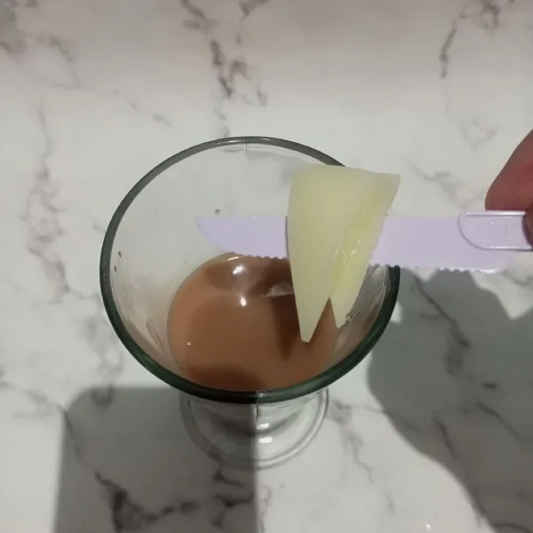 Tambahkan irisan jelly ke dalam gelas saji.