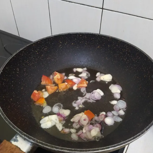 Tumis tomat bawang merah dan bawang putih hingga harum, sisihkan.