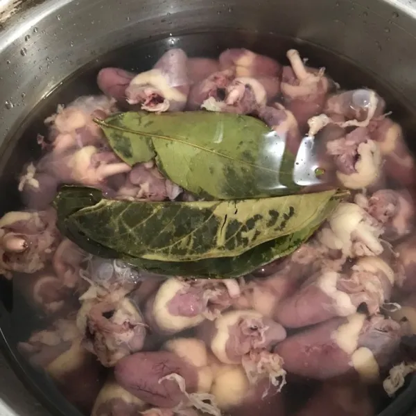 Rebus jantung ayam dengan daun salam hingga matang, sisihkan.