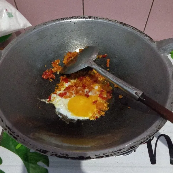 Masukkan telur diamkan sebentar kemudian orak-arik, aduk rata.