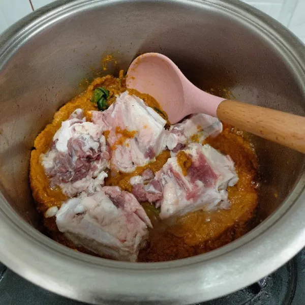 Masukan tulang sapi aduk merata, masak sampai berubah warna.