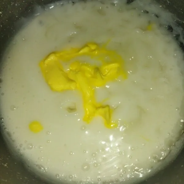 Vla : masak susu cair, gula pasir dan tepung maizena, diaduk-aduk hingga meletup-letup, tambahkan butter.