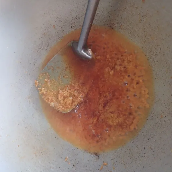 Panaskan minyak goreng, tumis bumbu halus sampai harum.