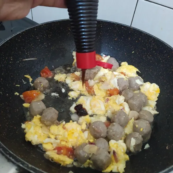 Tambahkan sedikit air, tambahkan saus tiram, lalu seasoning dengan garam, lada bubuk dan kaldu bubuk.