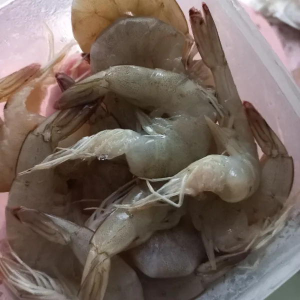 Bersihkan udang, buang bagian kepala dan kulitnya.