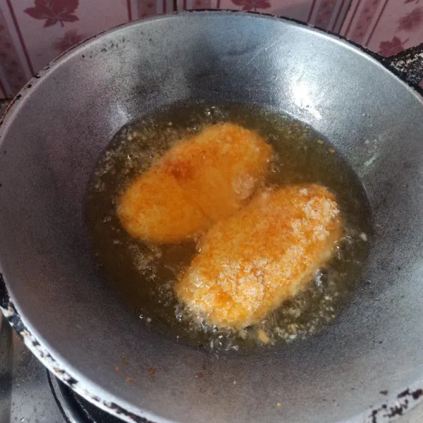 Panaskan minyak goreng secukupnya, setelah minyak cukup panas masukkan pisang goreng hingga matang.