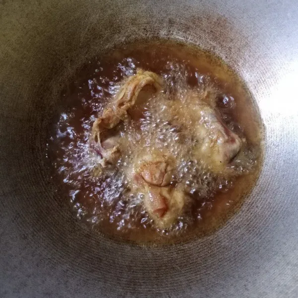 Setelah itu goreng ayam di minyak panas.