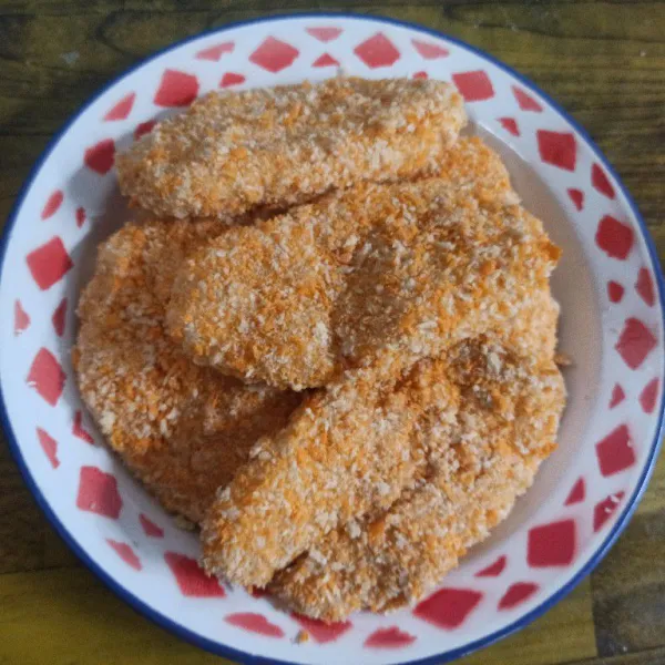 Kemudian gulingkan kedalam tepung roti, lakukan hingga selesai.