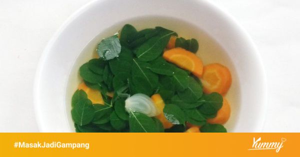 Daun kelor dan wortel dalam mangkuk saji