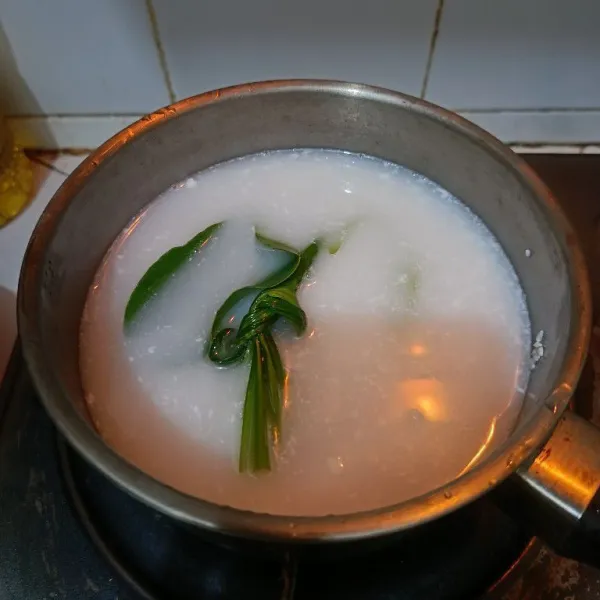 Masak beras dengan daun salam, daun pandan lalu tambahkan air, santan dan garam. Masak hingga setengah matang atau air sat. Matikan api. Kemudian bolak balik nasi sambil ditekan-tekan dengan sendok nasi.