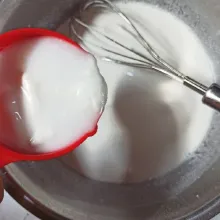 Beri santan kental dan garam aduk dengan whisk. Lalu masukan air panas perlahan. Terakhir masukan air suhu ruang. Aduk rata.