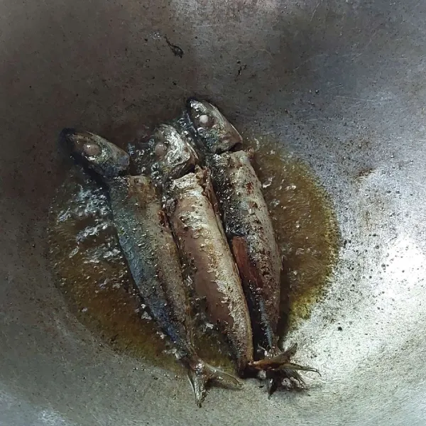 Goreng ikan hingga matang.