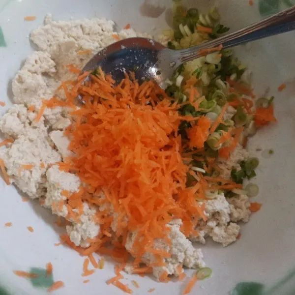 Tambahkan wortel, daun bawang, seledri, bawang putih, kaldu bubuk, garam dan lada bubuk aduk rata.