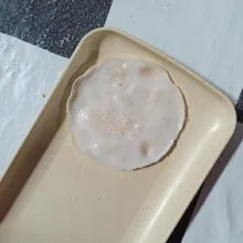 Beri taburan gula pasir sesuai selera.
