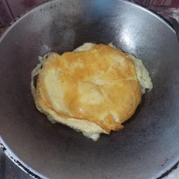 Kocok lepas telur dan sejumput garam kemudian goreng hingga matang, potong-potong telur kemudian angkat dan tiriskan.