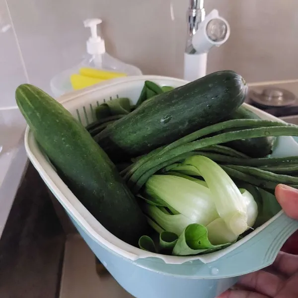 Cuci bersih sayur dengan air mengalir.