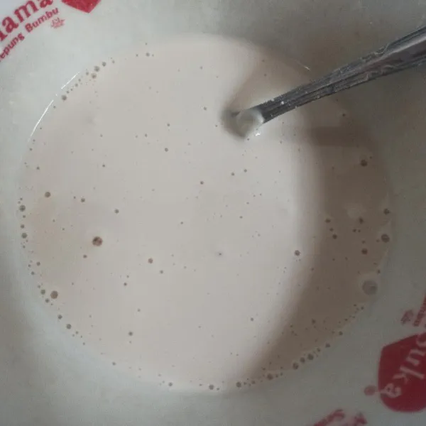 Campur tepung terigu, garam dan gula jadi satu tambahkan air sedikit demi sedikit aduk hingga tercampur rata dan mengental.