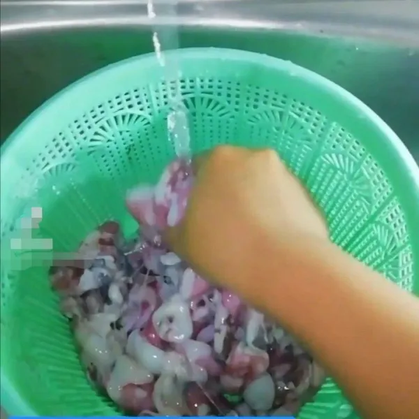 Cuci bersih cumi yang sudah dipotong dan dibuang tulangnya.