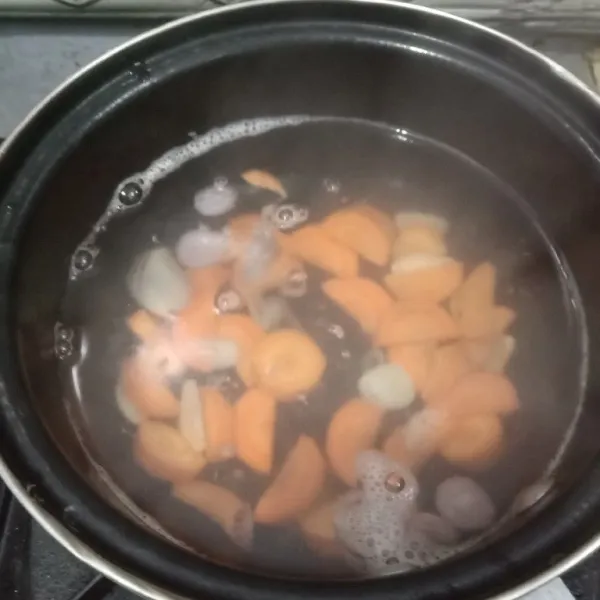 Setelah mendidih masukkan wortel, masak sampai lunak.