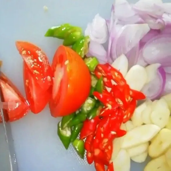 Lalu iris bumbu bawang cabai dan tomat.