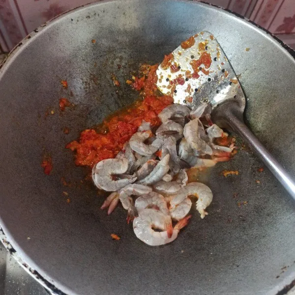 Setelah bumbu matang masukkan udang masak hingga berubah warna.