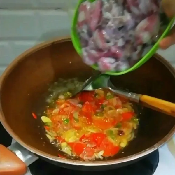 Jika bumbu sudah mulai harum masukan cumi yang sudah dicuci bersih.