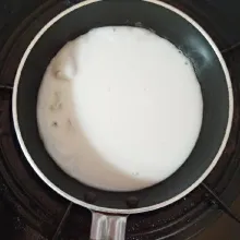 Panaskan teflon/wajan/cetakan serabi. Masukan adonan dengan diaduk terlebih dahulu supaya tidak mengendap. Tutup teflon. Tunggu hingga matang, lalu angkat perlahan. Jika teflon lengket olesi sedikit minyak.