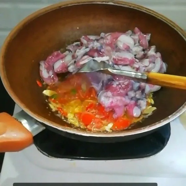 Kemudian tambahkan 3 sdt gula pasir, 2 sdt penyedap rasa, dan 1 sdt merica bubuk.