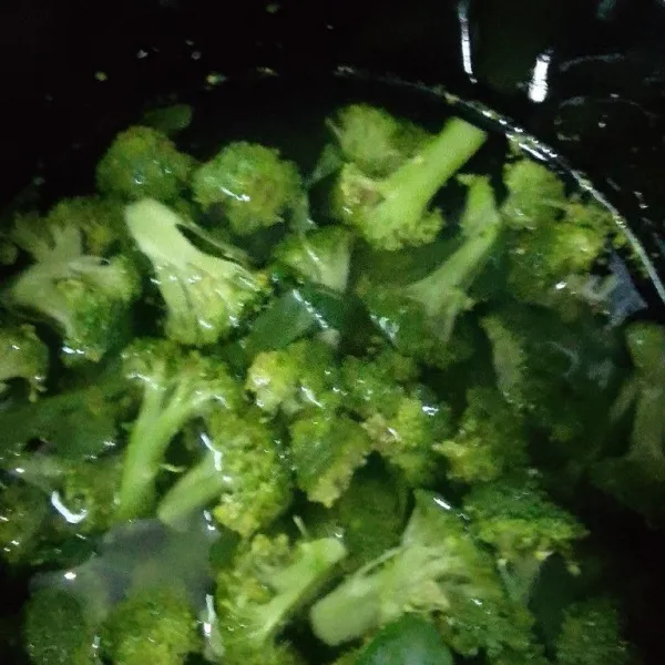Potong brokoli, rendam dengan air garam selama 10 menit lalu cuci bersih.