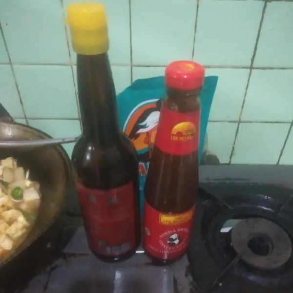 Ditmbah kecap manis, saus tiram, dan minyak wijen.