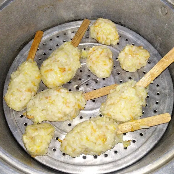 Panaskan kukusan, ambil nasi secukupnya, kemudian kepal kepal di stik es cream, kukus hingga matang.