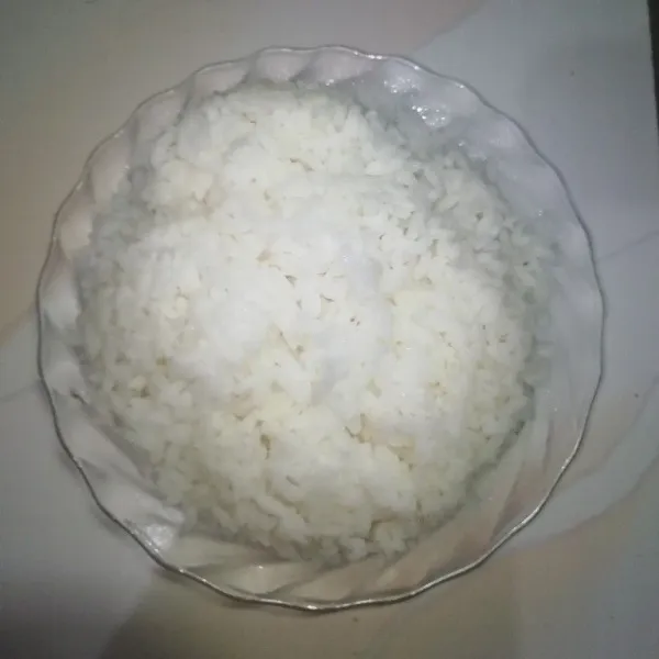 Siapkan 1 piring nasi putih