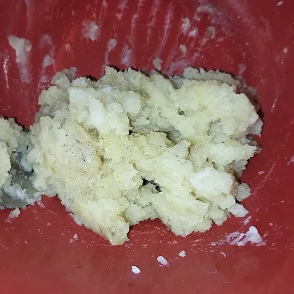 Hancurkan kentang lalu tambah lada secukupnya dan kaldu ayam secukupnya.