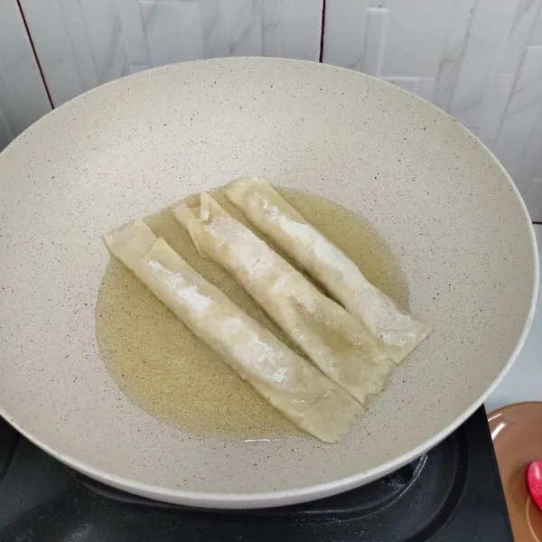 Panaskan minyak lalu goreng lumpia pisang hingga kecokelatan dan siap dinikmati.