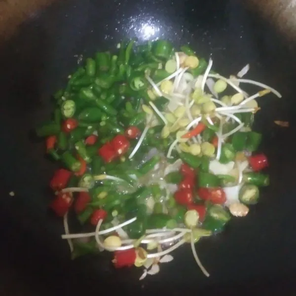 Masukkan cabe hijau dan cabe rawit (optional) cambah kedelai.