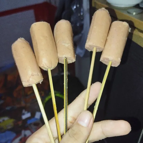 Potong sosis dan tusuk.