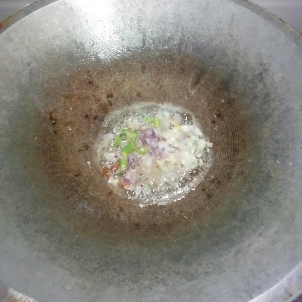 Lalu tumis bawang dan cabai hingga matang dan harum