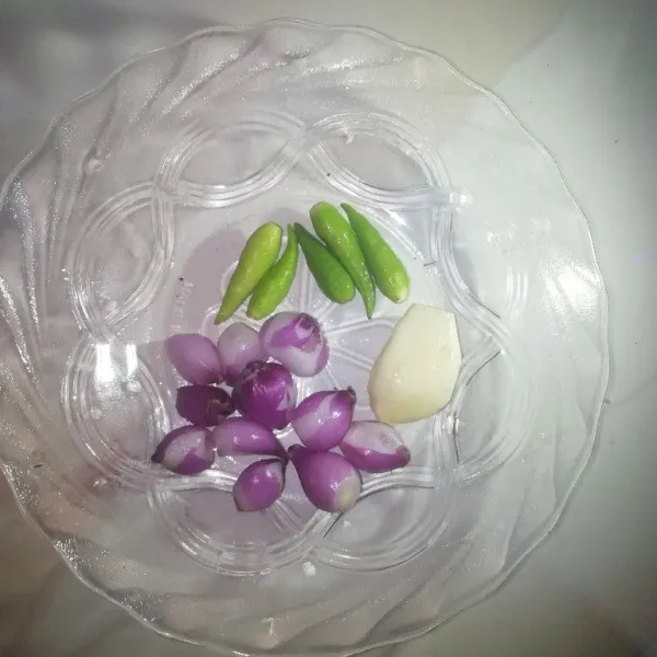 Siapkan juga bawang dan cabai lalu iris iris