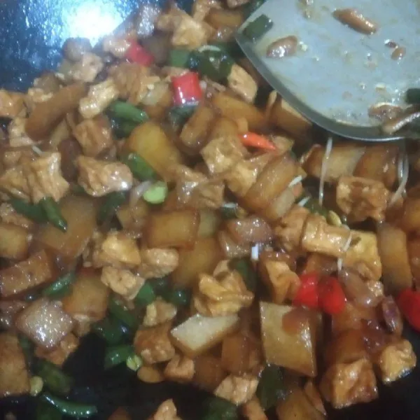 Taraaaaa.....menu oseng tahu kukit sapi cabe ijo pedas siap buat di santap.