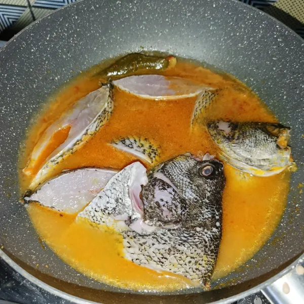 Tuang air dan setelah mendidih masukkan ikan kakap, masak sampai ikan matang.