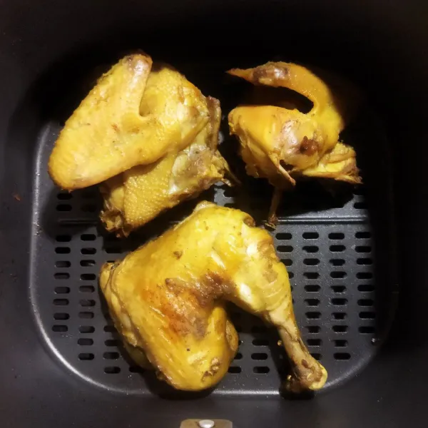 Panggang ungkepan ayam dalam air fryer atau oven dengan suhu 200 C selama 10-15 menit hingga kecoklatan, ungkepan ayam juga bisa digoreng, sesuaikan selera.