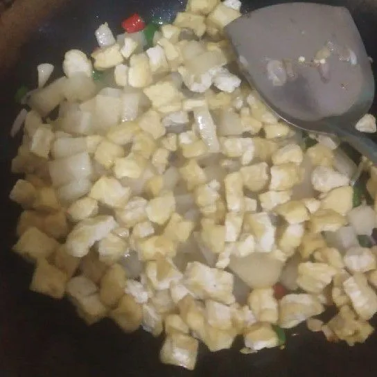 Lanjut masukkan tahu dan kulit sapi.