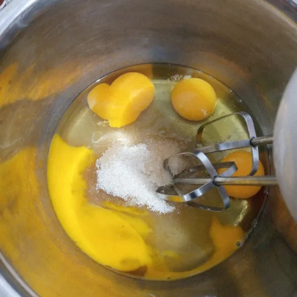 Mixer gula dan telur sampai gula larut.