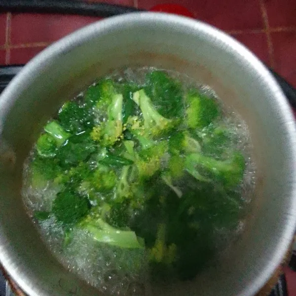 Rebus brokoli dalam air mendidih selama 5 menit.