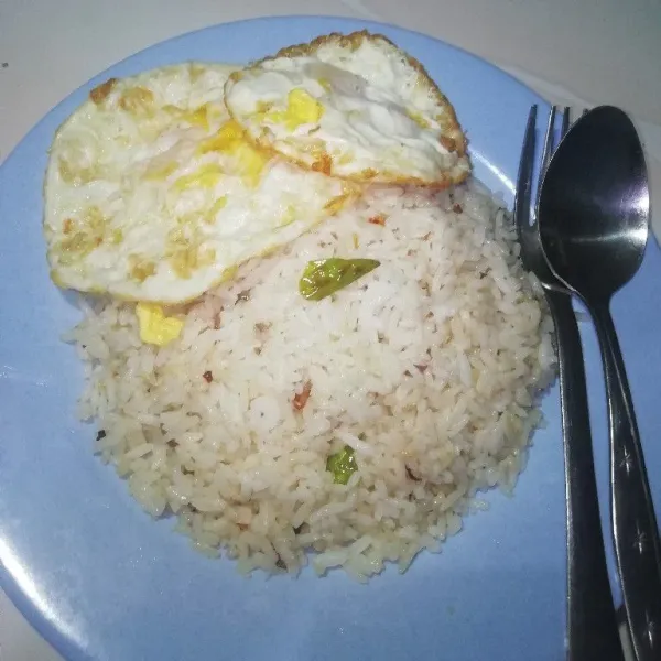 Terakhir koreksi rasa, dan nasi goreng emak siap disajikan
