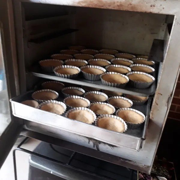 Panggang dalam oven yang sudah dipanaskan, gunakan api sedang cenderung kecil hingga matang (sesuaikan dengan oven masing - masing). Tunggu hingga dingin baru keluarkan dari cetakan agar tidak hancur. Kulit pie siap digunakan sesuai selera.