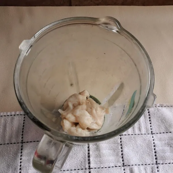Jus putih : masukkan sirsak ke dalam blender dan tambahkan susu cair.